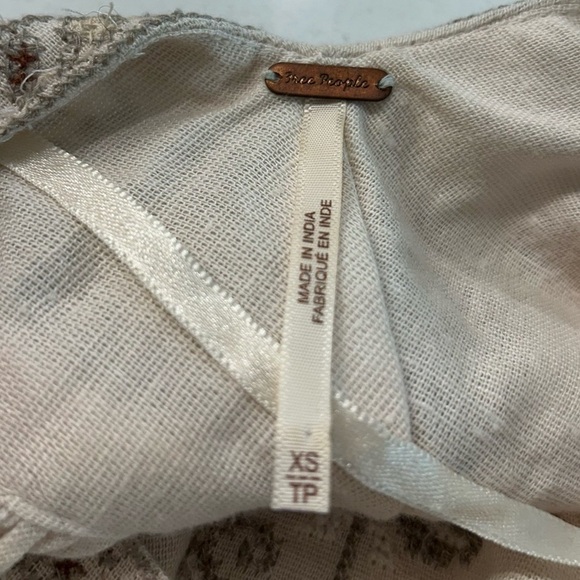 Free people heavily Embroidered V-Neck Boho Top puff sleeve top xs - Picture 14 of 16